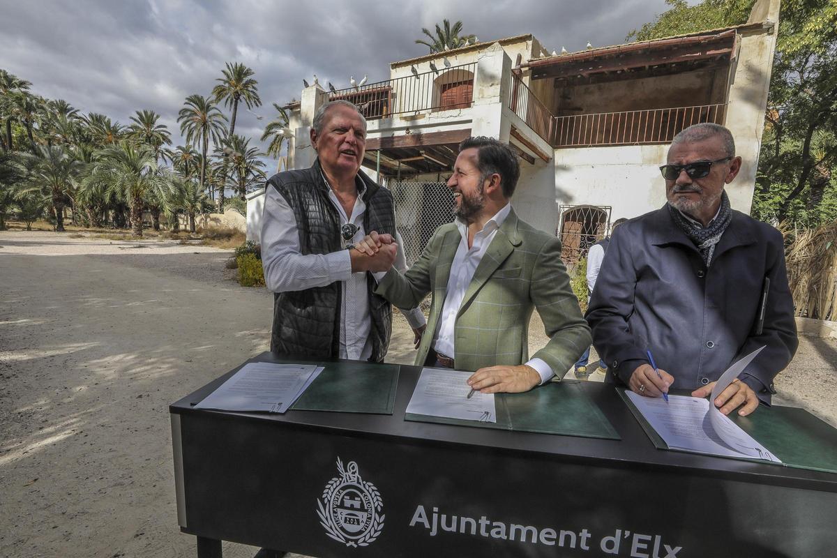Firma del acuerdo entre el Ayuntamiento y la propiedad de la Casa de la Virgen de Elche el pasado mes de noviembre