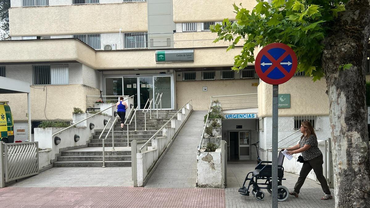 Acceso a las urgencias del centro de salud de Lucena, en imagen de archivo.