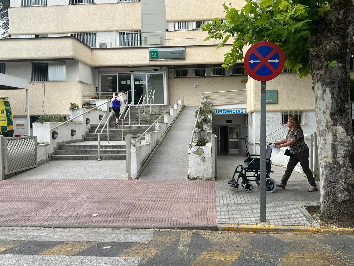 Acceso a las urgencias del centro de salud de Lucena.
