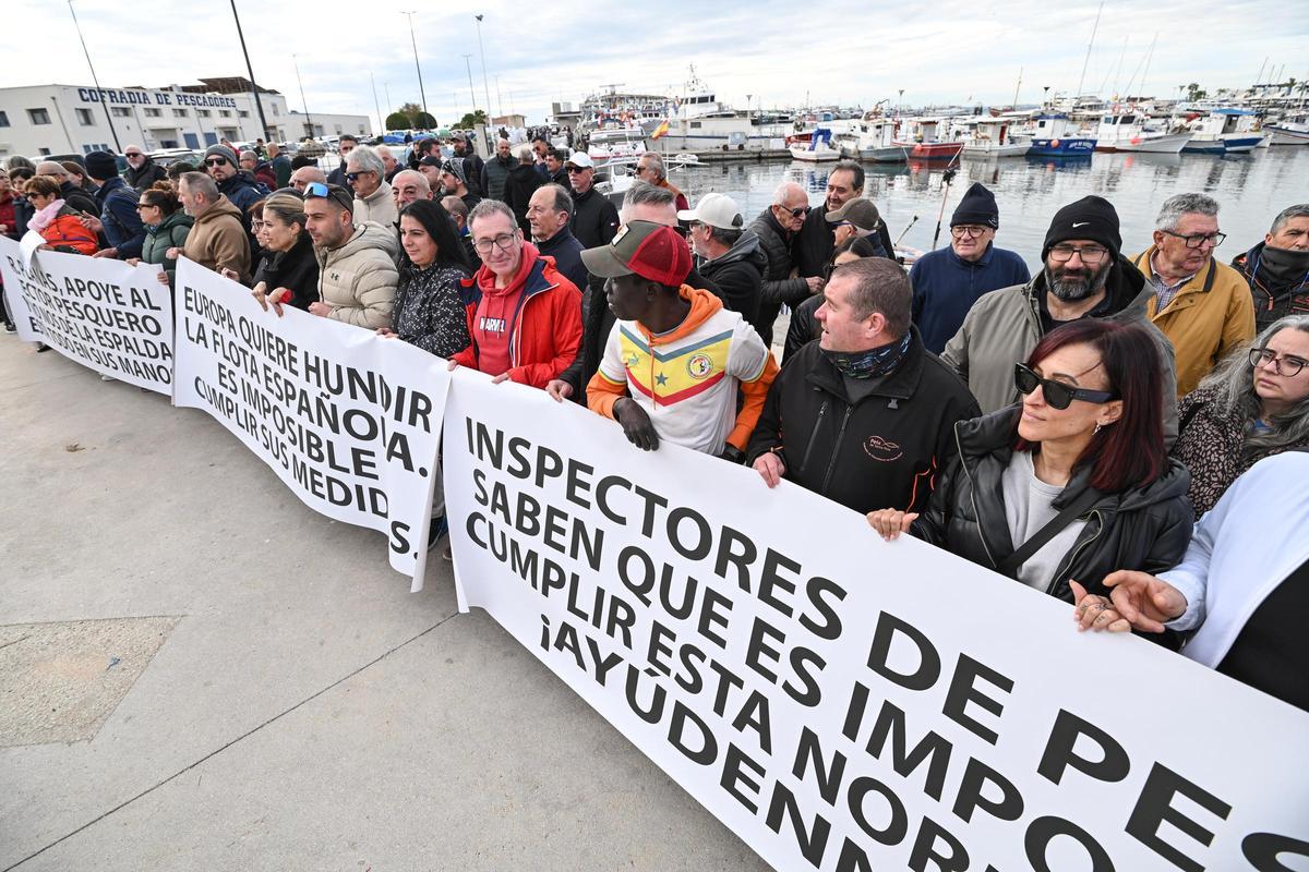 La flota pesquera alicantina amrrada contra las últimas exigencias de la Unión Europea