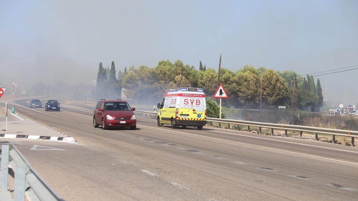 El humo dificulta la circulación de vehículos.