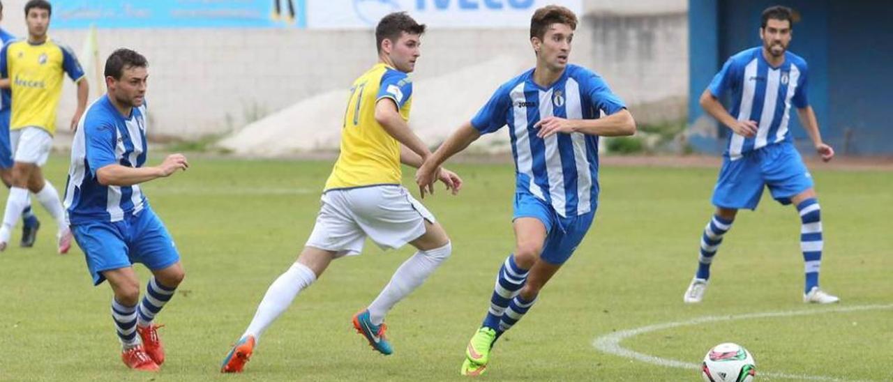 Luismi se lleva el balón ante Aitor Segovia, con Matías y Nacho Méndez siguiendo la jugada.