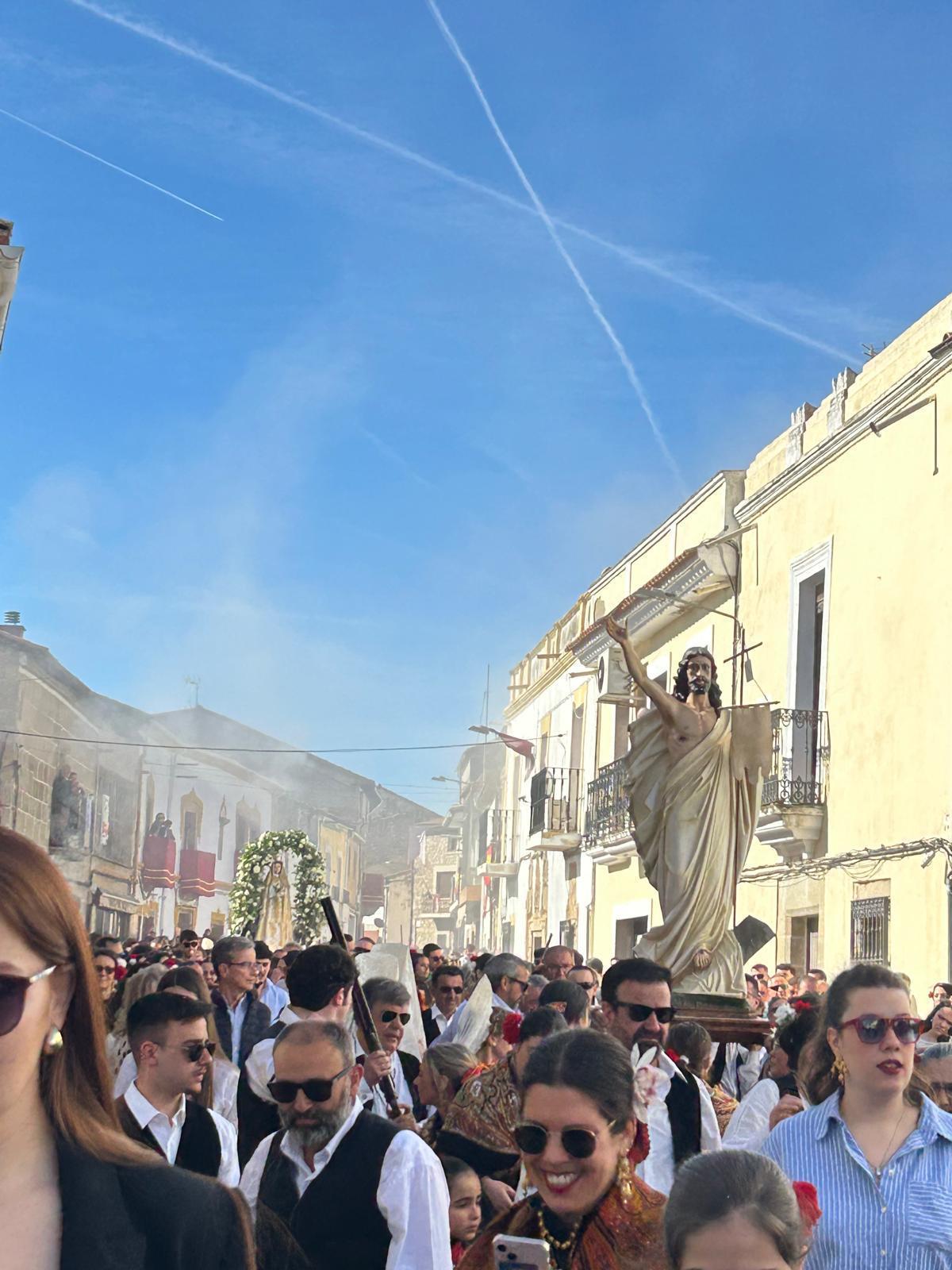 FOTOGALERÍA | El municipio cacereño de Zarza la Mayor se vuelca con el Domingo de los Tiros