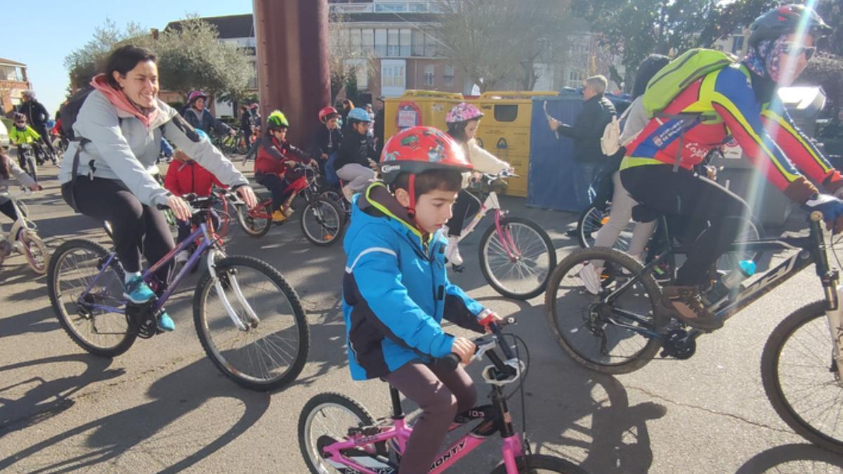 Así de bien lo pasan en la IV Marcha Cicloturista, del colegio San Vicente de Paúl de Benavente.