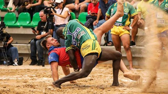 Una de la agarradas de ayer en la semifinal  entre el Unión Gáldar y el Tamanca, en Tegueste. | LP / DLP
