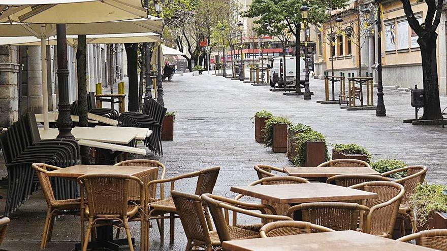 Terrasses sense gent, ahir, a la Rambla de Girona.