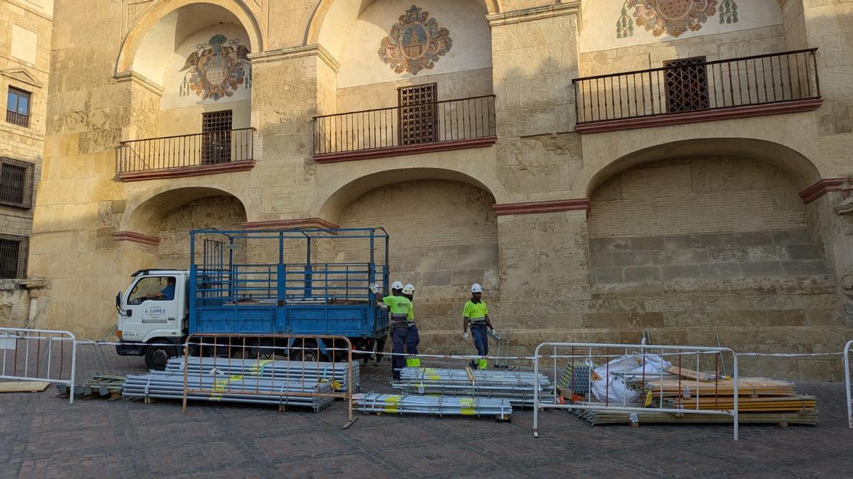 Trabajos en la fachada sur de la Mezquita-Catedral.
