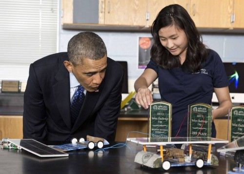 Barack Obama observa una demostración de modelos impulsados por energía solar llevada a cabo por un estudiante del Instituto de Nuevas Tecnologías de Austin