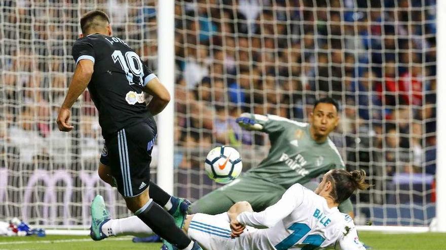 Jonny remata a la portería de Keylor Navas, obstaculizado por Gareth Bale. // J.P. Gandul