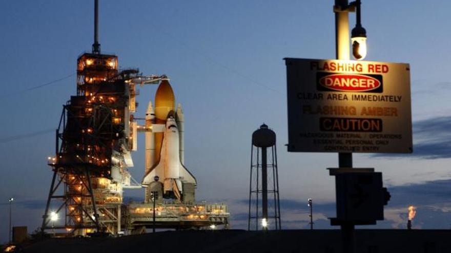 Imagen del transborador espacial Discovery en la estructura de lanzamiento 39-A del Centro Espacial Kennedy en Cabo Cañaveral, Florida (Estados Unidos), hoy lunes 24 de agosto.