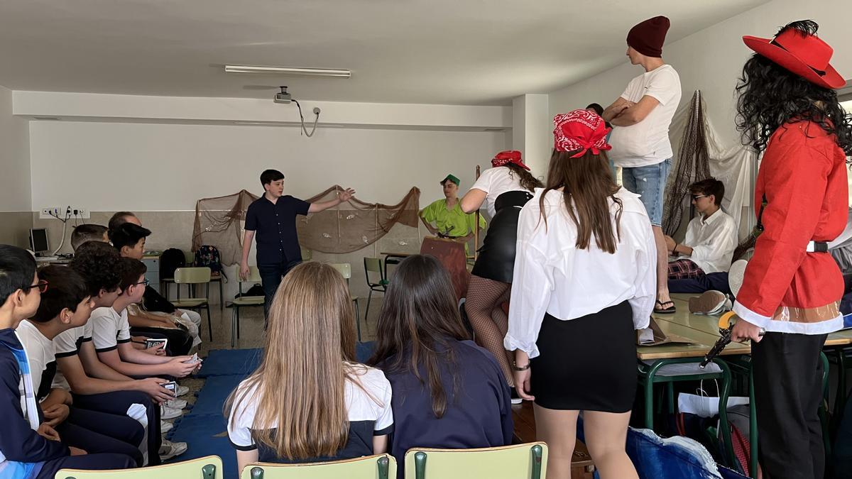 Alumnos del Colegio Salliver, representando Peter Pan.