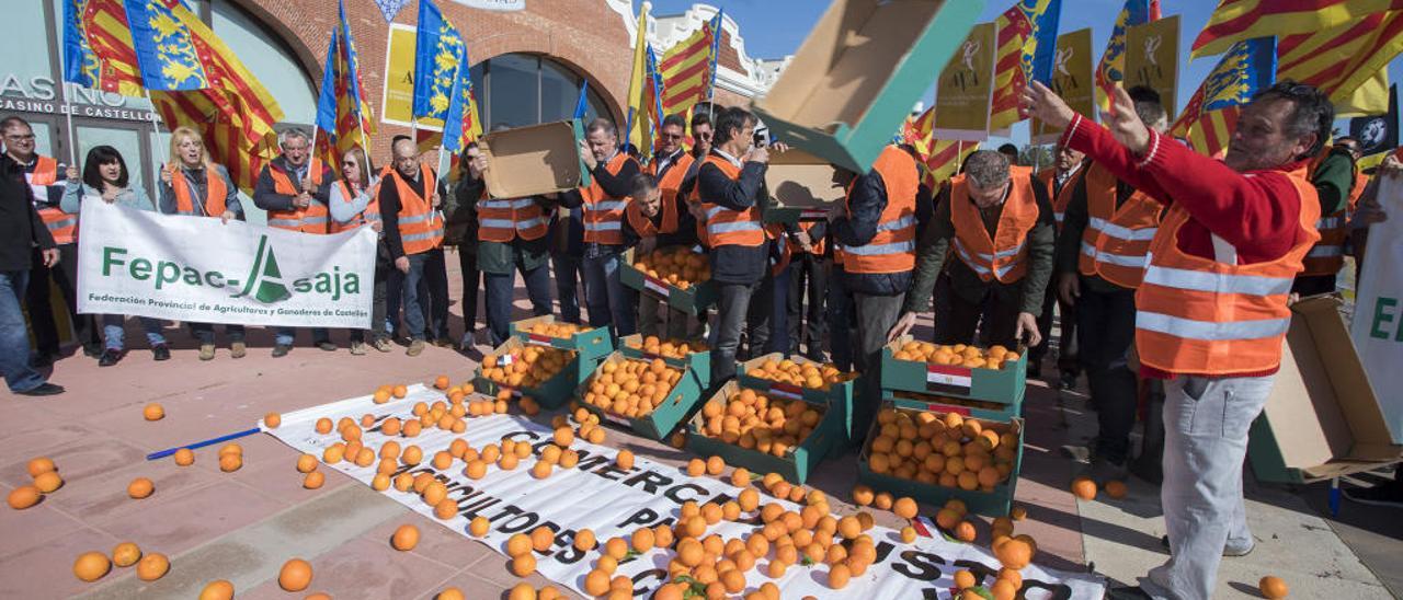 Protesta de citricultores en el Puerto de Castelló.