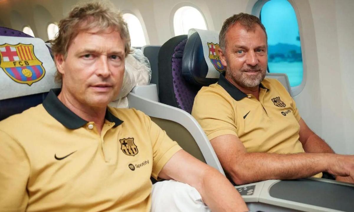 Hansi Flick y Marcus Sorg en el avión antes de viajar a la gira