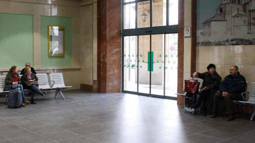 El Ayuntamiento instalará un punto de información turística en el hall de la estación