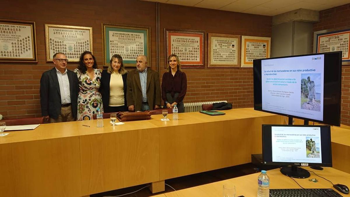 Rodríguez, en el centro, el día de la defensa de su tesis.