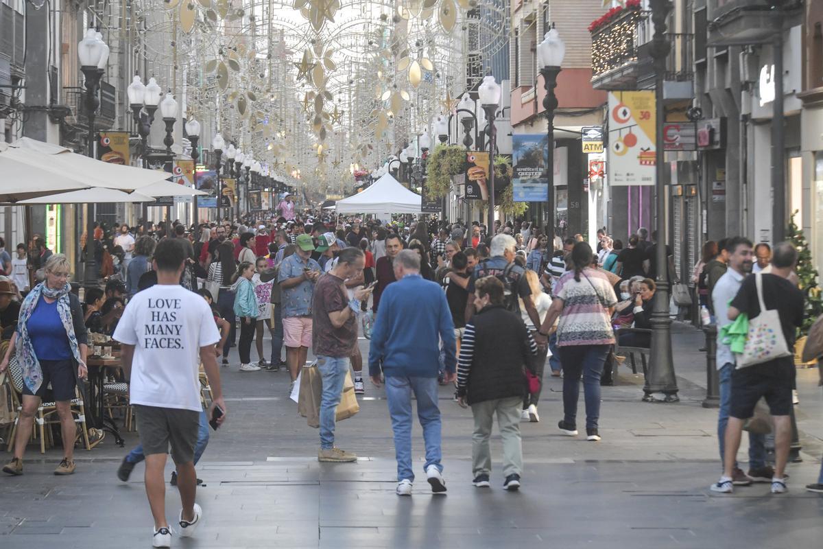 Gente paseando por la calle Triana en la capital grancanaria.