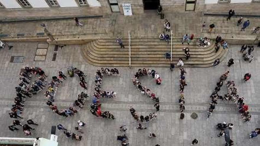 Decenas de personas se unen ante el Marco para formar la palabra &quot;poesía&quot; dentro del festival Keoruac