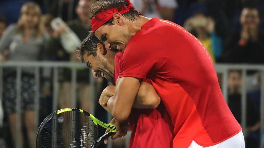 Nadal se abraza a Marc López tras ganar el doble.