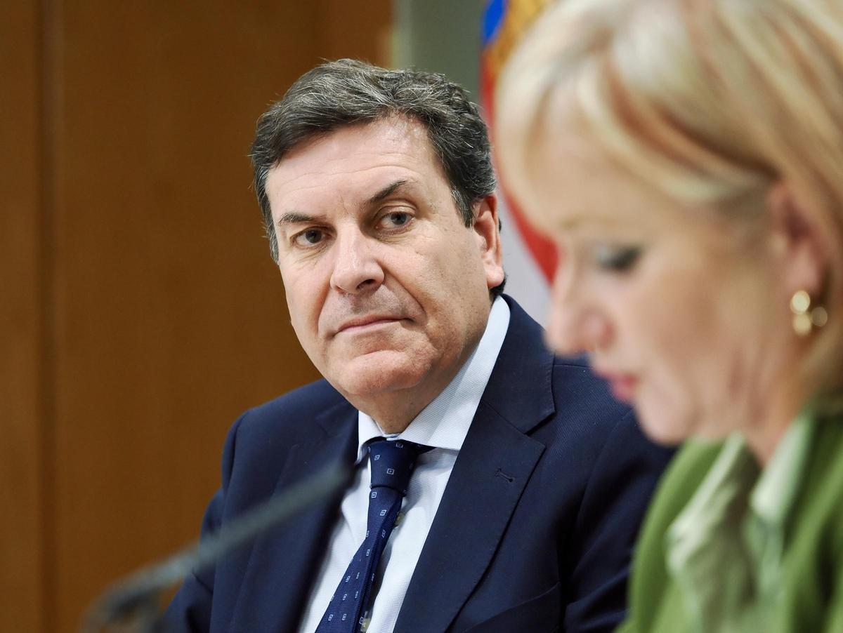 El consejero de Economía y Hacienda y portavoz, Carlos Fernández Carriedo, y la consejera de Industria, Comercio y Empleo, Leticia García, comparecen en rueda de prensa posterior al Consejo de Gobierno