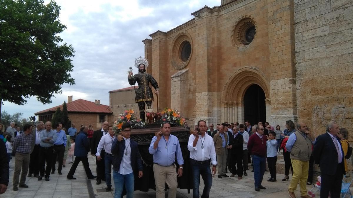 Cofrades portan a hombros la imagen de San Isidro en una edición anterior de la fiesta