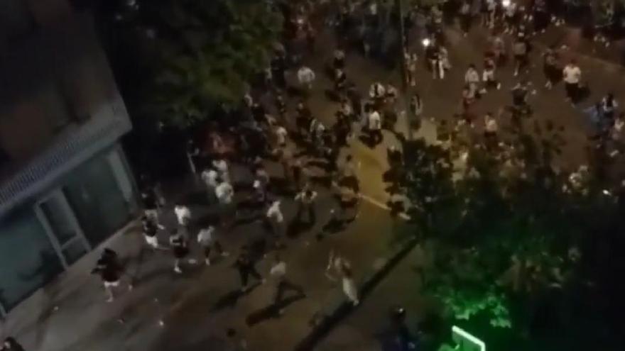 Más de cien estudiantes atacan una residencia de Valencia con huevos, basura y vallas por &quot;una novatada&quot;