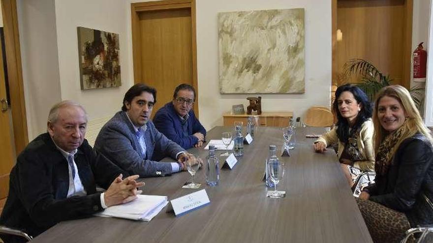 La reunión se celebró en el CC Marcos Valcárcel.  // FdV