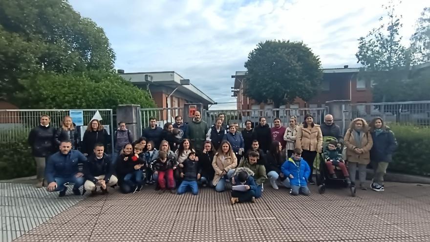 Familias de niños con autismo denuncian su exclusión de las colonias urbanas de Siero con una protesta en Lugones