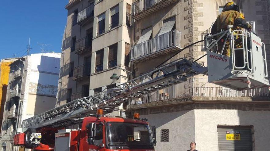 Bomberos accediendo al inmueble con el camión autoescalera.