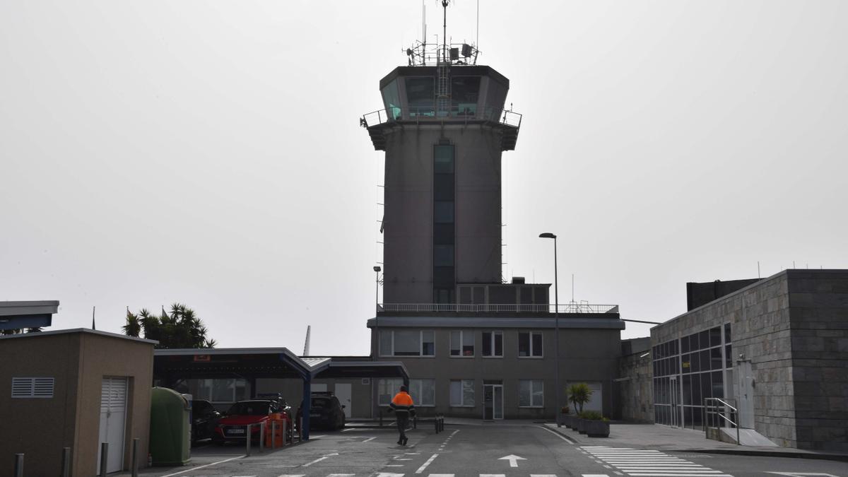 Torre control del aeropuerto de Alvedro.