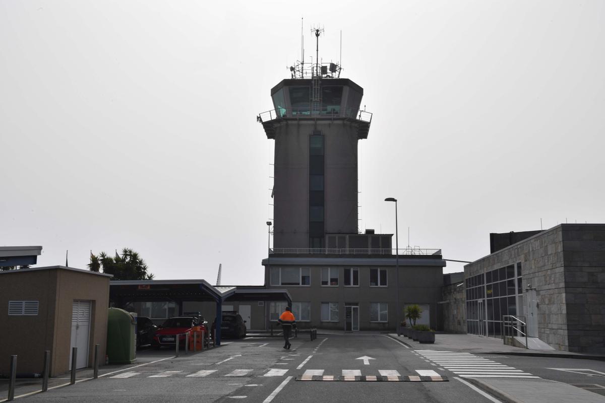 Torre control del aeropuerto de Alvedro.