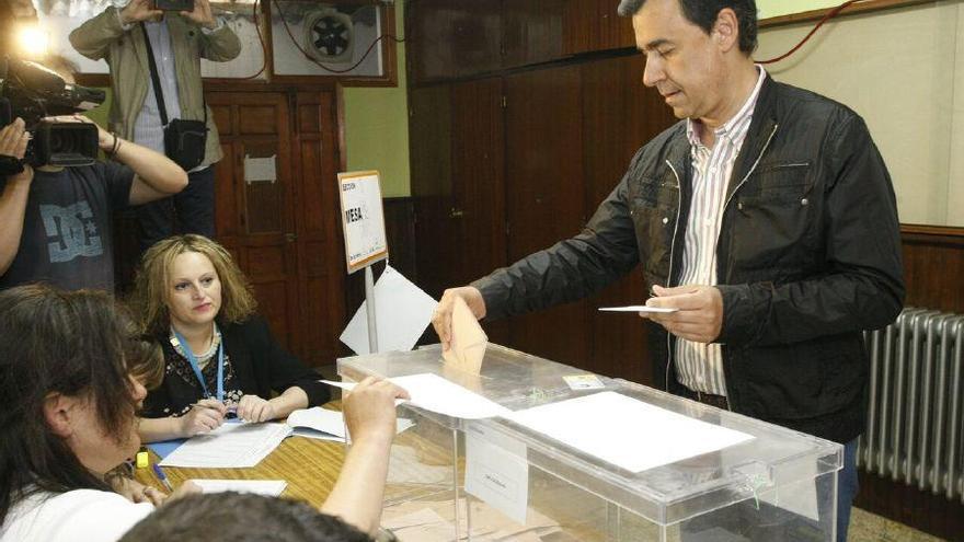 Martínez Maíllo, depositando su voto.