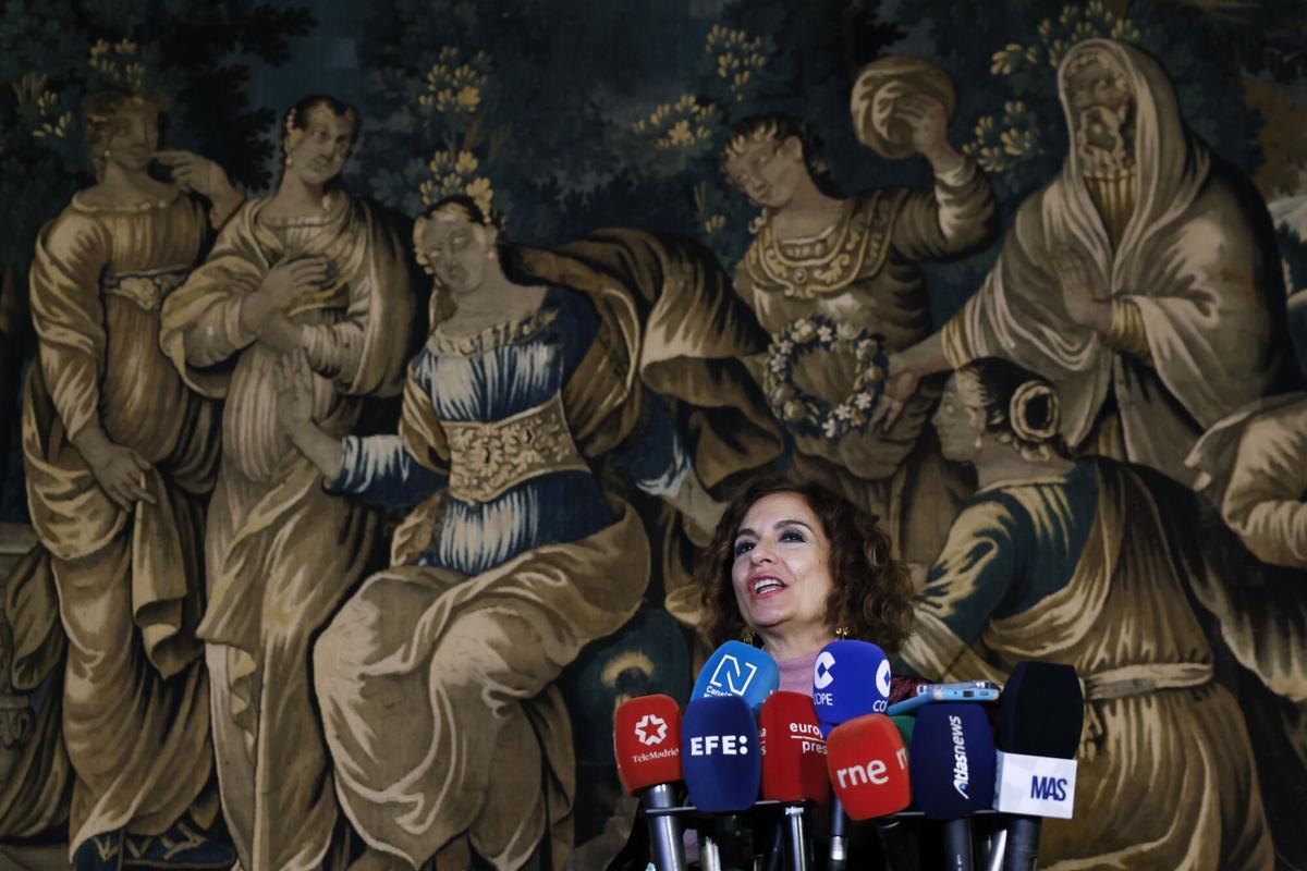 La vicepresidenta primera del Gobierno, María Jesús Montero, en su atención a medios este viernes en Sevilla.