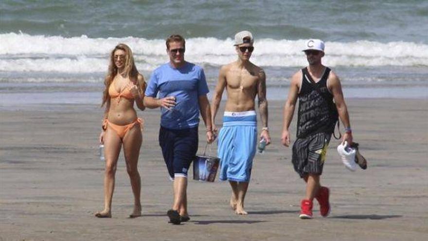 Justin Bieber disfruta de la playa panameña antes de comparecer ante el juez