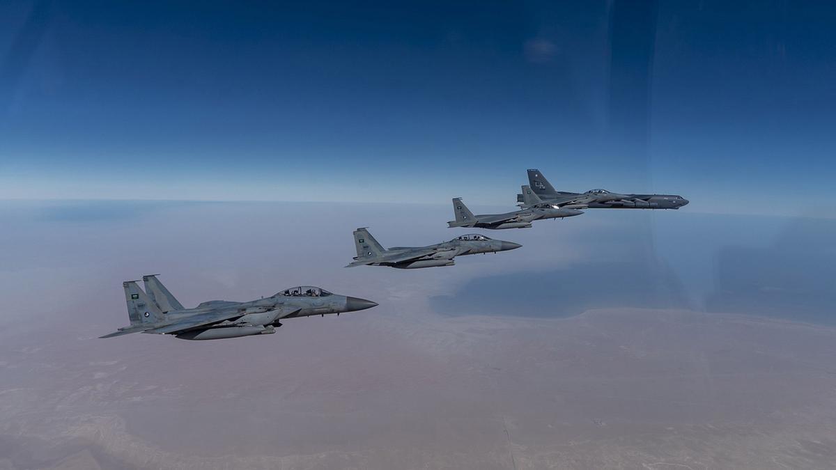 Aviones B-52 de EEUU junto a F-15 de Arabia Saudí