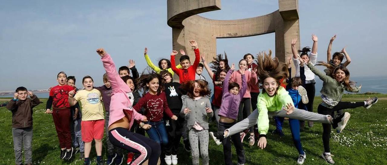 Los alumnos de quinto y sexto de Primaria del colegio Honesto Batalón celebran los 30 años del &quot;Elogio del horizonte&quot;.