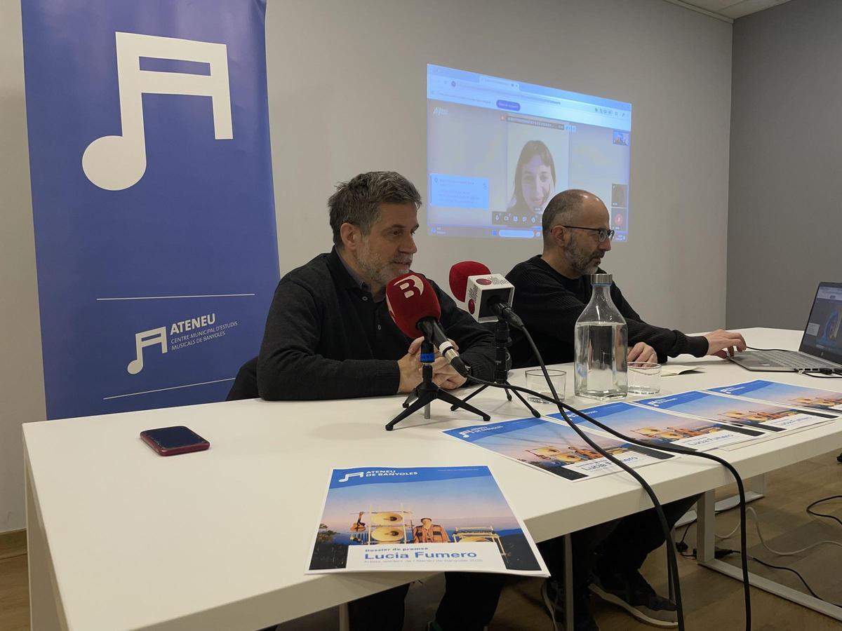 La presentació de l'artista Lucia Fumero amb Miquel Cuenca i Rafel Juanola.