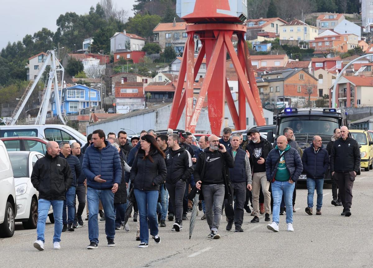 Marcha del naval vigués hacia la Xunta tras la muerte de un operario en accidente laboral