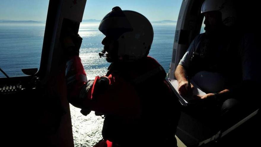 Un operativo contra el furtivismo de Gardacostas de Galicia, a bordo del helicóptero Pesca 1. // Iñaki Abella