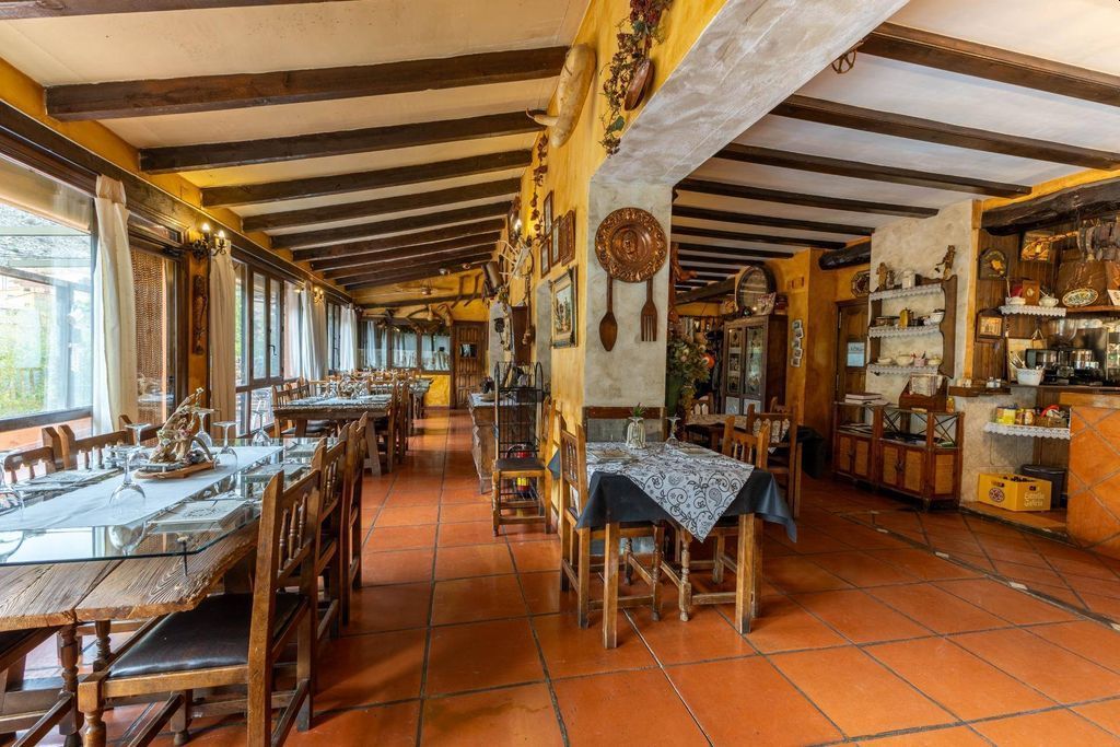 En imágenes | Se vende hotel de lujo en uno de los pueblos más bonitos de Aragón por 800.000 euros