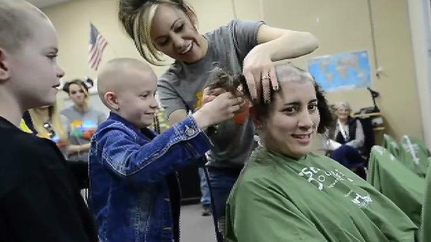 80 niños se rapan en solidaridad con su compañera, enferma de cáncer