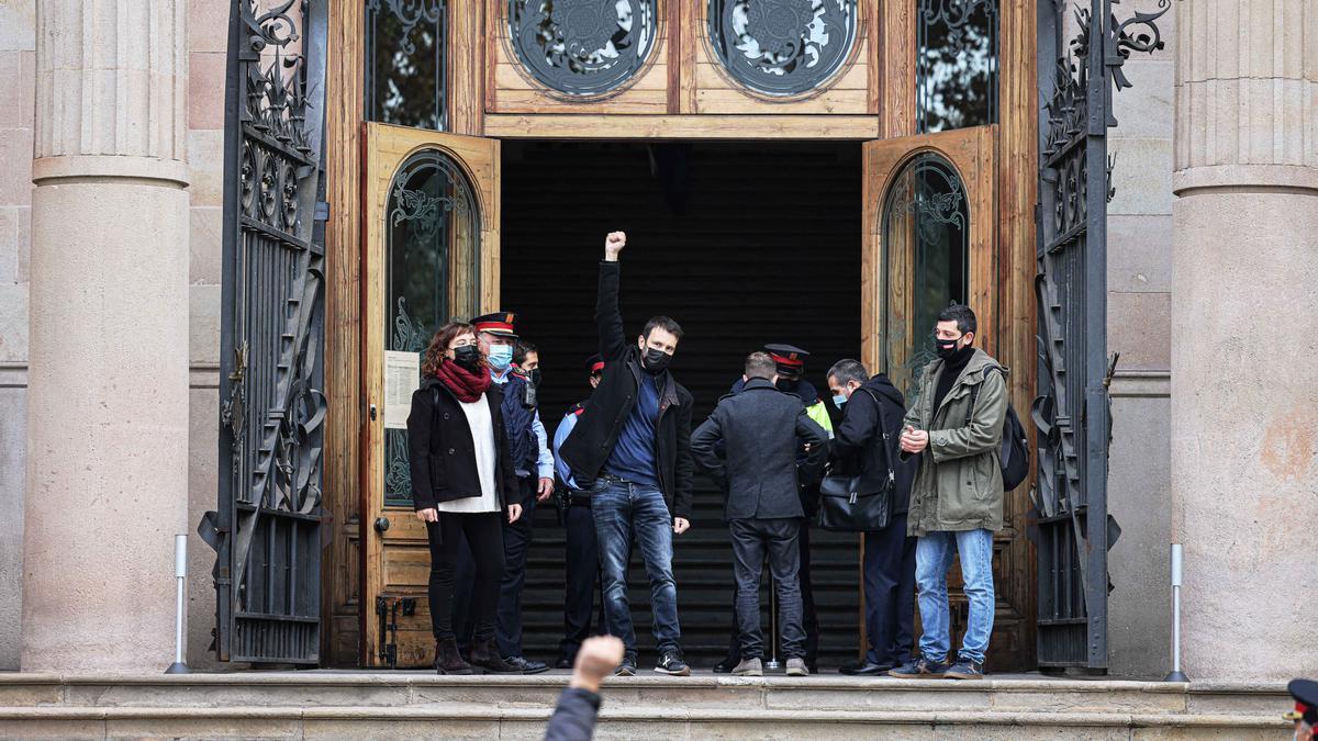 Pla general del diputat de la CUP i membre de la Mesa del Parlament de Catalunya, Pau Juvillà, entrant a la seu del Tribunal Superior de Justícia de Catalunya (TSJC) on és jutjat per penjar llaços grocs, el 22 de novembre de 2021