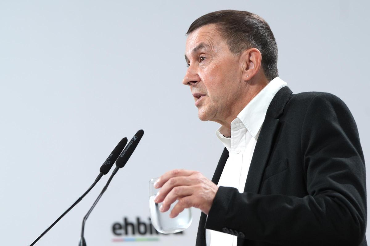 El coordinador general de EH Bildu, Arnaldo Otegi, durante una rueda de prensa.