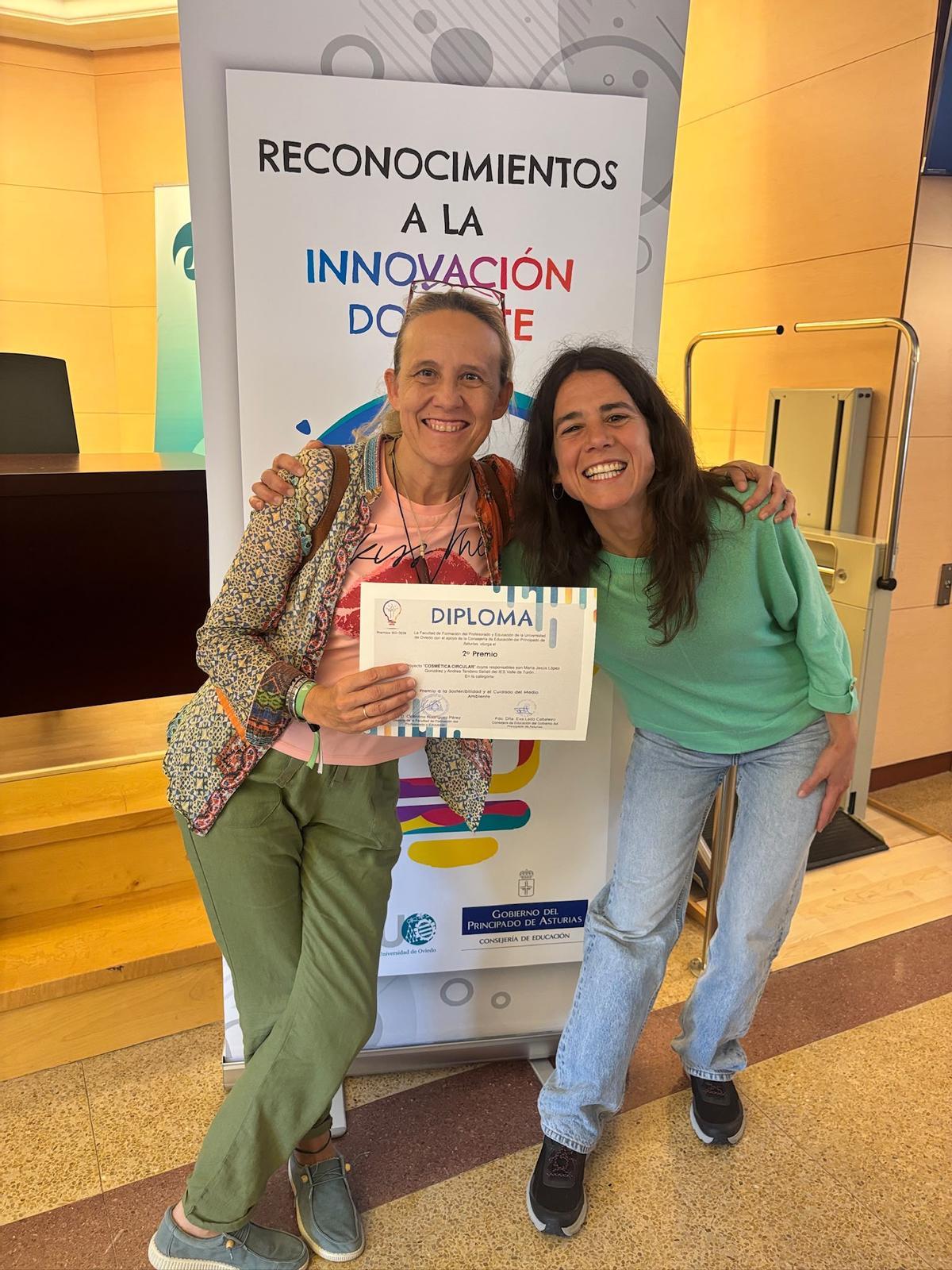 María Jesús López y Andrea Tendero, con el distintivo de centro educativo innovador.