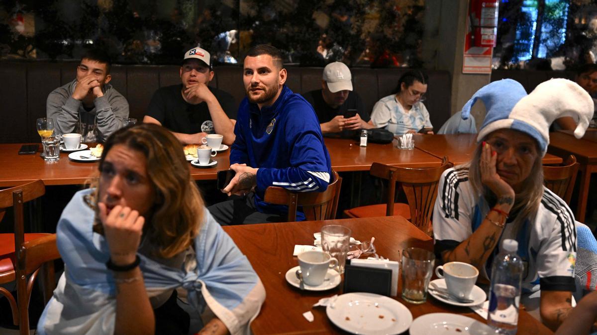 Aficionados de Argentina ven el partido de fútbol  entre Argentina y Arabia Saudita en Buenos Aires.