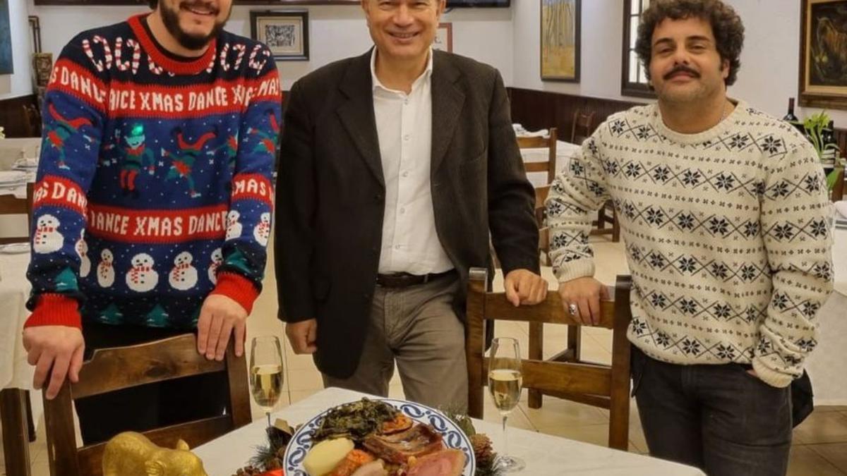 Xosé Touriñán y David Perdomo, junto a José Crespo, delante de un plato de cocido en un restaurante lalinense.