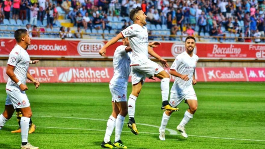 Ortiz celebra un gol con la Cultural y Deportiva Leonesa.