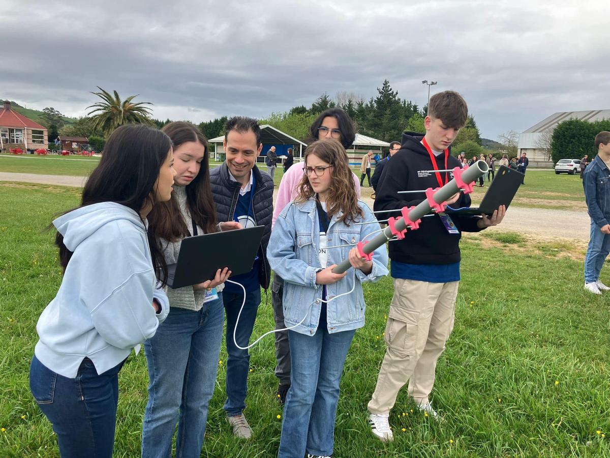 Los alumnos, en plena prueba de lanzamiento del satélite