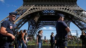 Vigilancia policial en la Torre Eiffel.