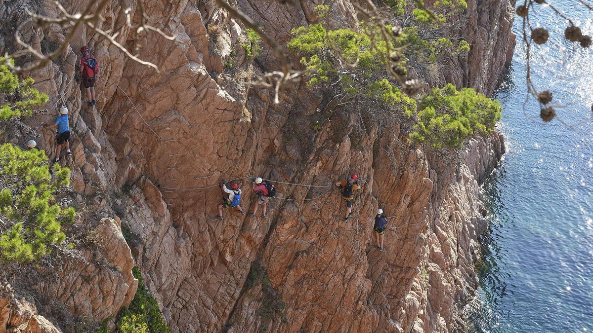 Les imatges de la via ferrada de la Cala del Molí que hauran de desmantellar