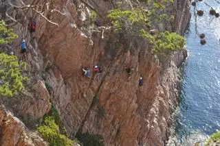 Les imatges de la via ferrada de la Cala del Molí que hauran de desmantellar